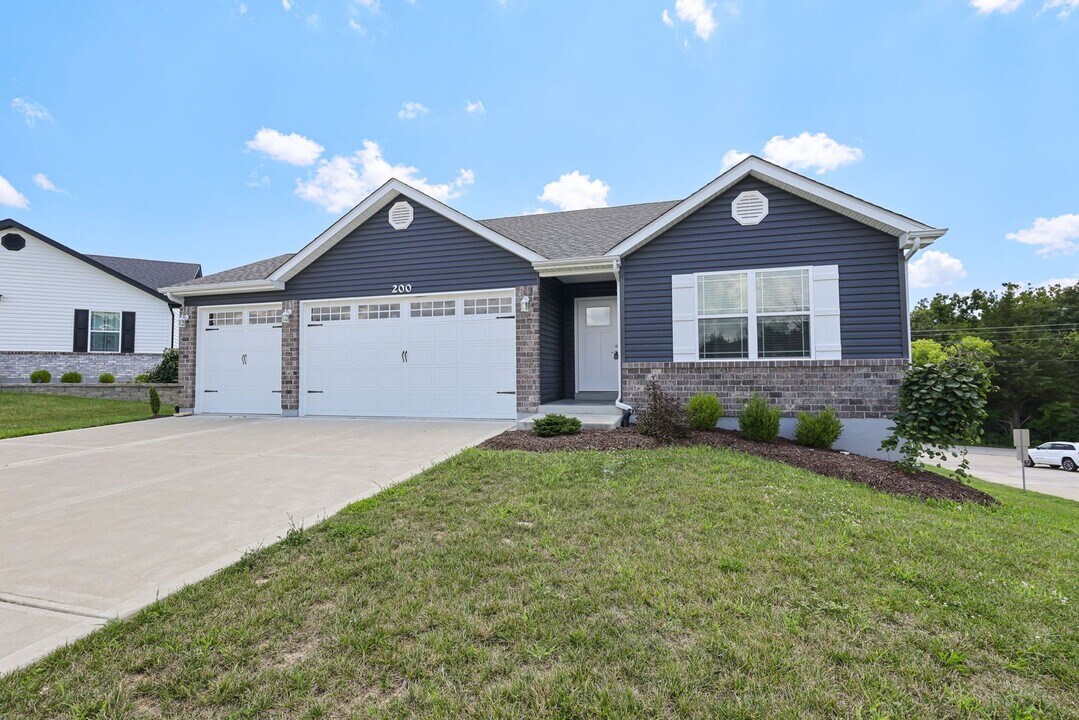200 Huntleigh Pkwy in Wentzville, MO - Building Photo