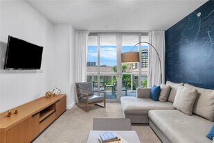 2602 E Hallandale Beach Blvd in Hallandale Beach, FL - Building Photo