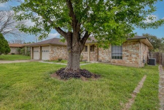 1504 Thornridge Rd in Austin, TX - Foto de edificio - Building Photo