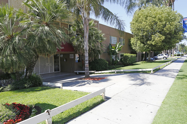 Towne Square Apartments in Panorama City, CA - Building Photo - Building Photo