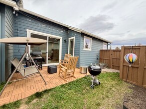 3215 NE Boulder Crk Dr in Bend, OR - Foto de edificio - Building Photo