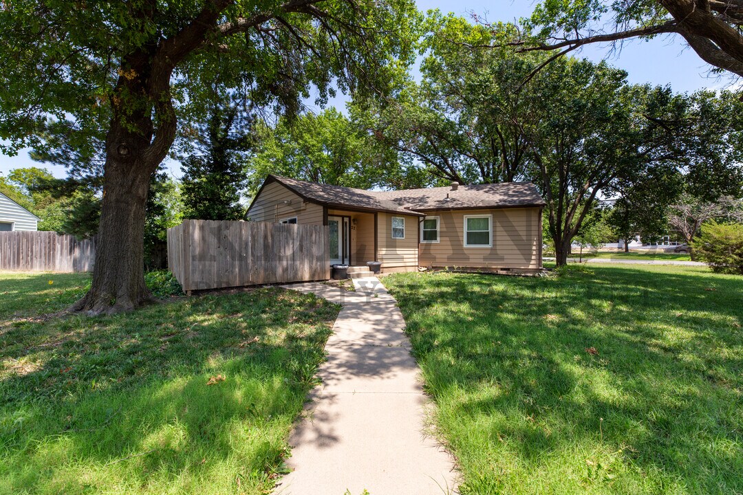 22 N Hawthorne St in Wichita, KS - Building Photo