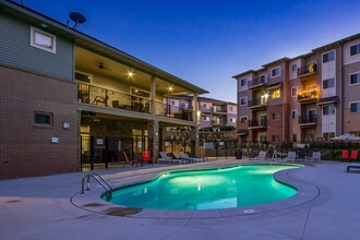 Cascades at Jordan Creek in West Des Moines, IA - Building Photo - Building Photo