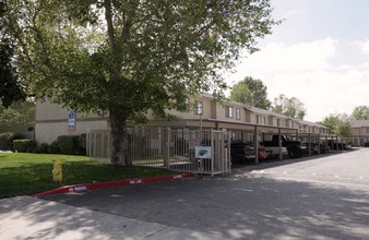Park Place Townhomes in Hemet, CA - Foto de edificio - Building Photo