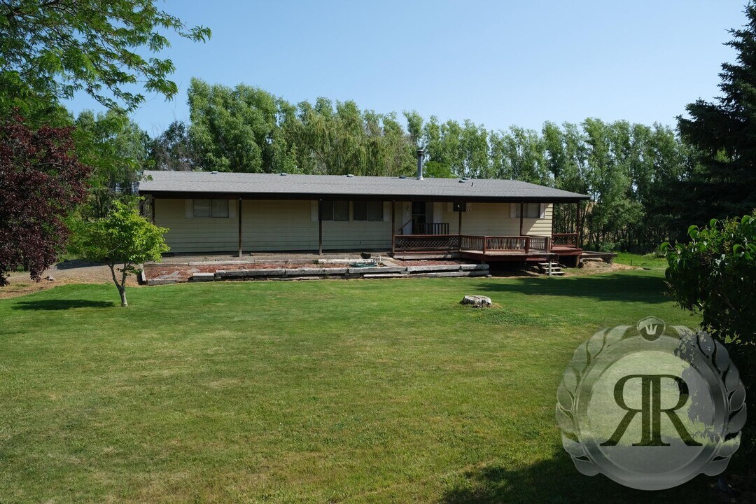 11605 Stump Rd in Yakima, WA - Building Photo