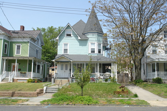 705 Asbury Ave in Asbury Park, NJ - Foto de edificio - Building Photo