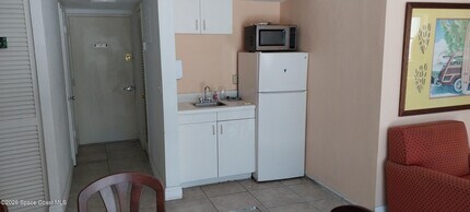 221 Columbia Dr in Cape Canaveral, FL - Building Photo - Building Photo