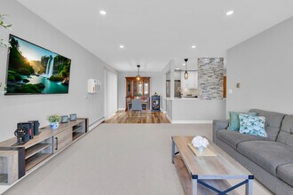 1375 Rebecca Dr in Hoffman Estates, IL - Building Photo - Building Photo