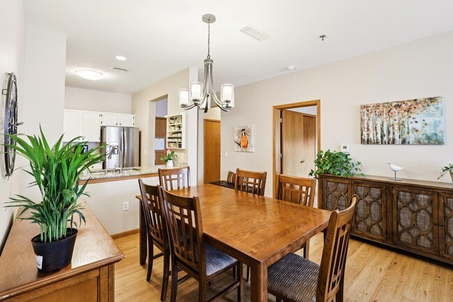 301 Harbour Town Dr, Unit Unit 225 in Madison, WI - Foto de edificio - Building Photo