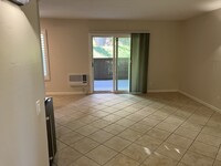 8620 Via Mallorca, Unit B in La Jolla, CA - Building Photo - Building Photo