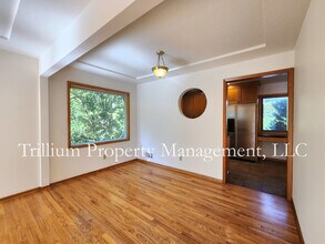 405 SE 68th Ave in Portland, OR - Building Photo - Building Photo