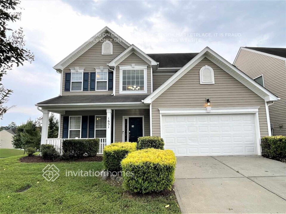 1631 Eastway Dr in Dallas, NC - Foto de edificio