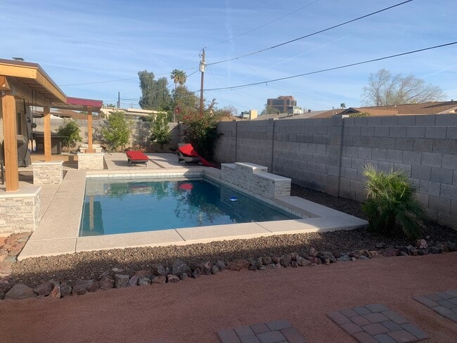 1207 E Loyola Dr, Unit smaller bedroom with 1 closet in Tempe, AZ - Building Photo - Building Photo