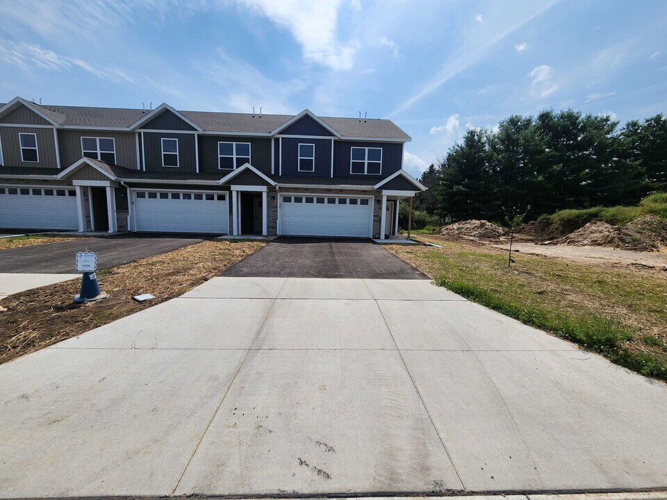 1604 Eastside Cir in Marshfield, WI - Building Photo