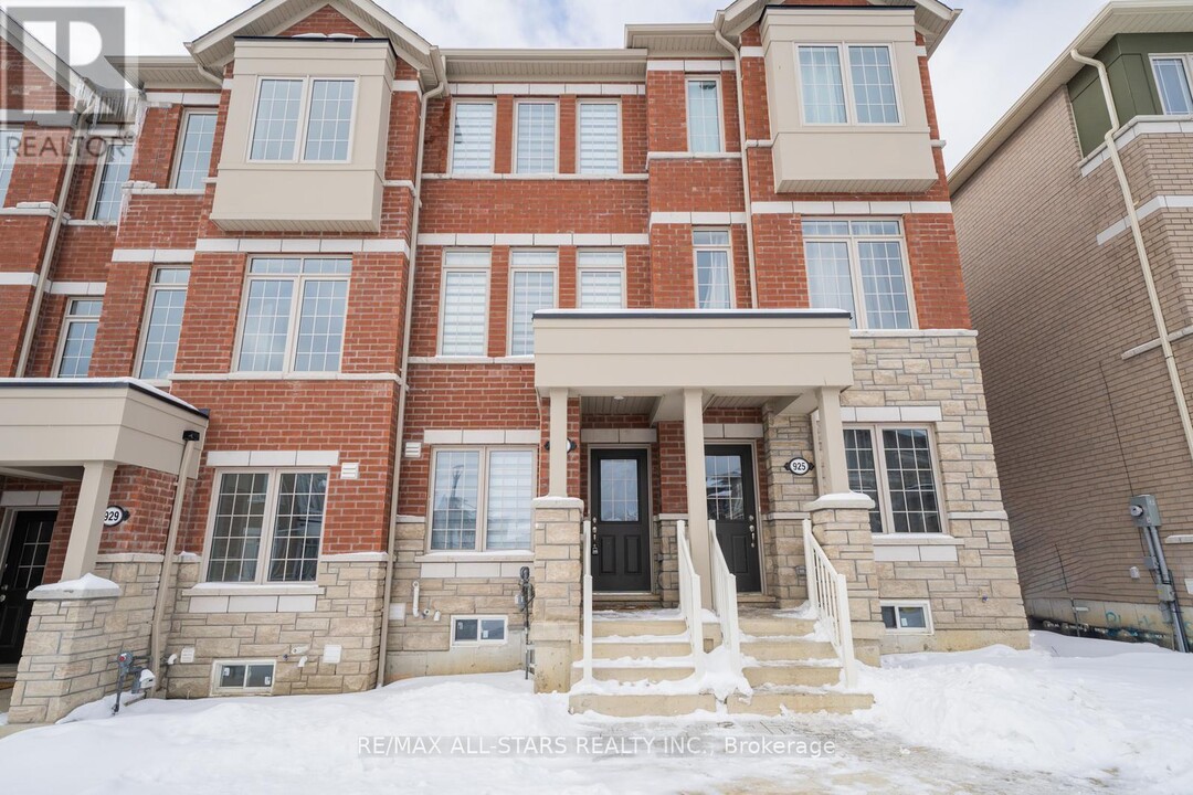 927 Crowsnest Holw in Pickering, ON - Building Photo