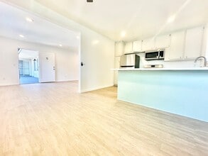 10707 Landale St in North Hollywood, CA - Building Photo - Building Photo