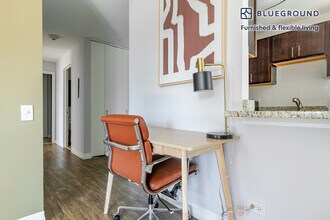 8 W Chestnut St in Chicago, IL - Foto de edificio - Building Photo