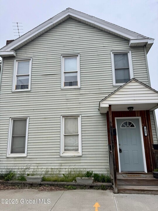 363 1st St in Troy, NY - Building Photo