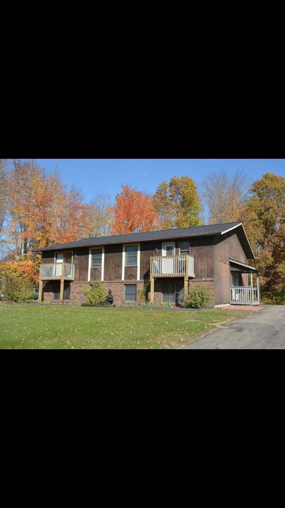 34122 Vauxhill Dr, Unit 4 in Paw Paw, MI - Foto de edificio