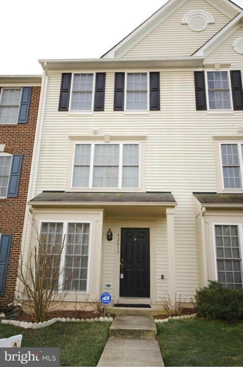 42815 Pilgrim Square in Chantilly, VA - Building Photo