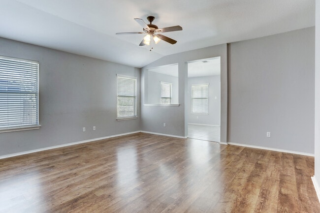 211 Hyltin St in Hutto, TX - Building Photo - Building Photo