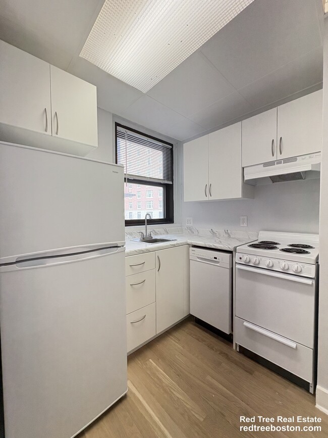 475 Commonwealth Ave, Unit 204 in Boston, MA - Building Photo - Building Photo