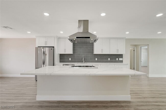 property at 3164 E Desmond Ave