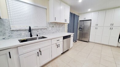 6342 Plaza Cuernavaca in San Diego, CA - Foto de edificio - Building Photo