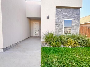 1426 Los Estribos Dr in Laredo, TX - Building Photo - Building Photo