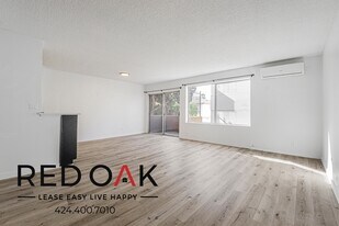 2065 Rodney Dr in Los Angeles, CA - Building Photo