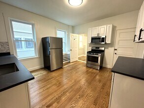 11 E Milton Rd, Unit #1 in Brookline, MA - Foto de edificio - Building Photo