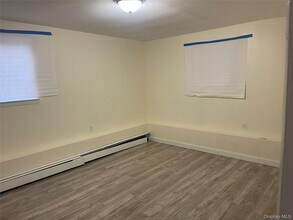 124 Poplar St in West Hempstead, NY - Building Photo - Building Photo