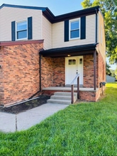 116 Regents Blvd in Troy, MI - Foto de edificio - Building Photo