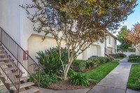 Mission Garden Apartments in Riverside, CA - Foto de edificio - Building Photo