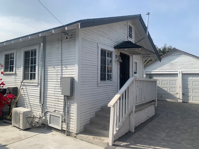 227 W 56th St in Los Angeles, CA - Foto de edificio - Building Photo