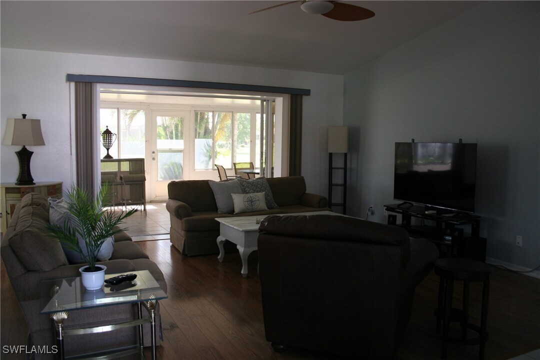 2300 Valparaiso Blvd in North Fort Myers, FL - Foto de edificio