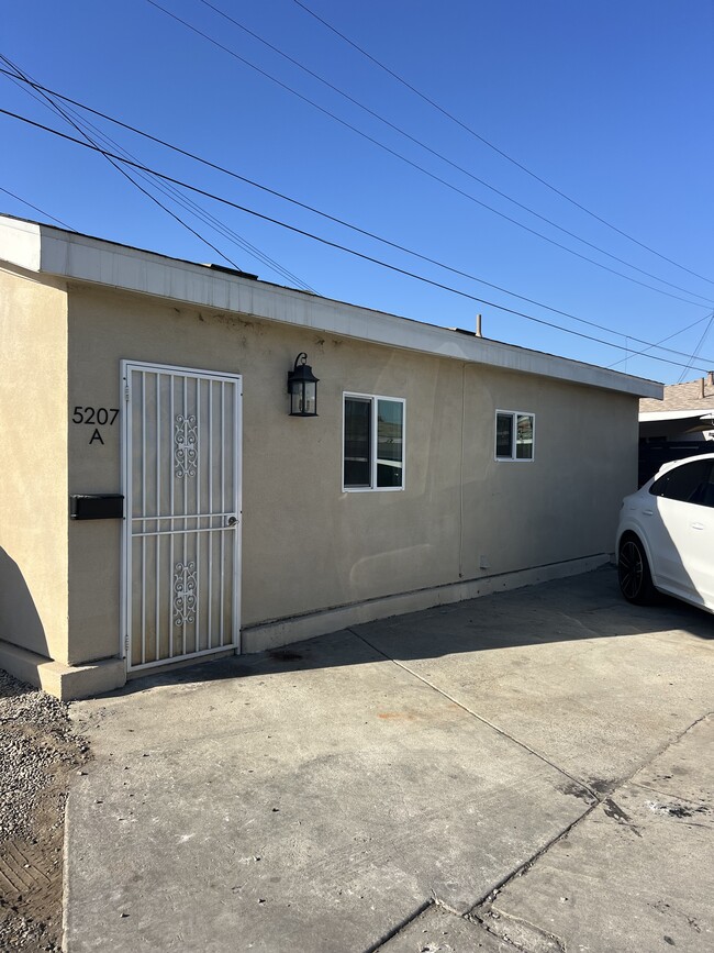 5207 Santa Ana St in Cudahy, CA - Building Photo - Building Photo