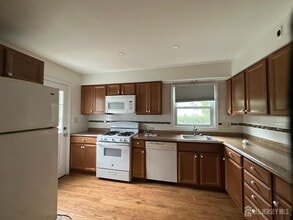 40 Carpenter Pl in Metuchen, NJ - Building Photo - Building Photo