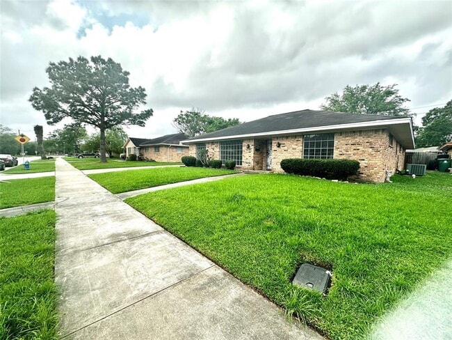 8207 Rockhill St in Houston, TX - Building Photo - Building Photo