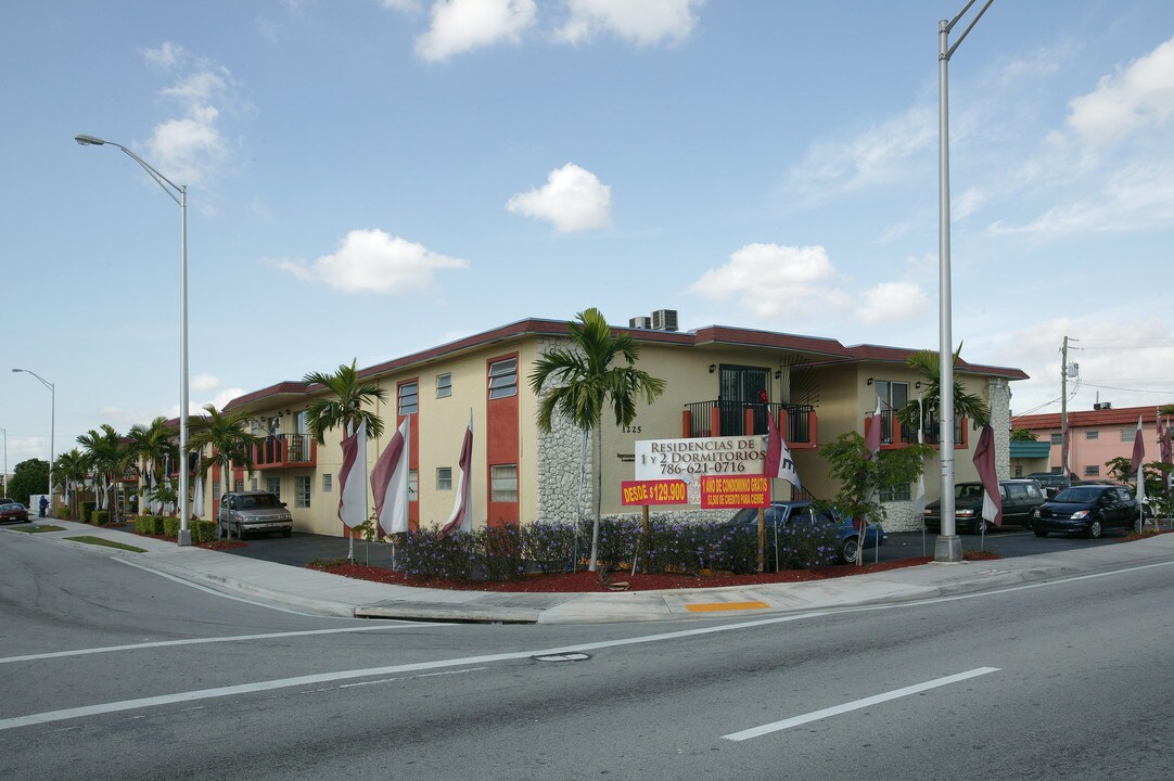 1225 W 30th St in Hialeah, FL - Building Photo