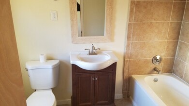 8 Charlton Ave in Piscataway, NJ - Foto de edificio - Building Photo