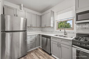 7320 N Rogers Ave, Unit 201 in Chicago, IL - Building Photo