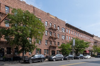 115 Greenpoint Ave in Brooklyn, NY - Foto de edificio - Building Photo