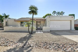 807 E Country Gables Dr in Phoenix, AZ - Building Photo