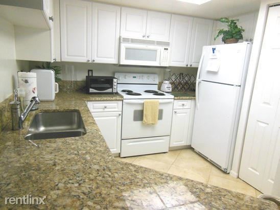 800 Crestwood Ct S-Unit -Apt 819 in Royal Palm Beach, FL - Foto de edificio