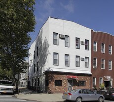 375 Manhattan Ave in Brooklyn, NY - Building Photo