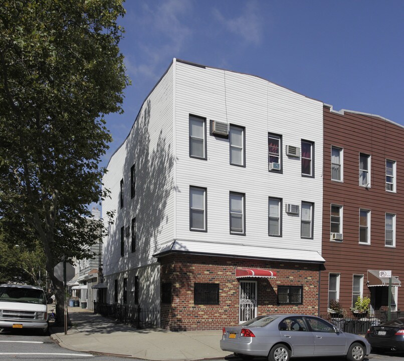 375 Manhattan Ave in Brooklyn, NY - Building Photo