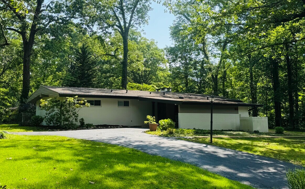 203 Hathaway Dr in Signal Mountain, TN - Building Photo