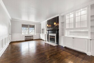 25 W Elm St in Greenwich, CT - Building Photo - Building Photo