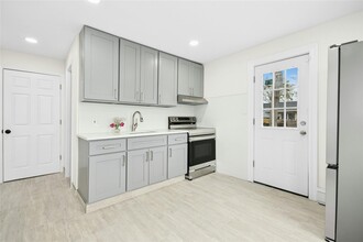 125 Patchogue Ave in Mastic, NY - Foto de edificio - Building Photo